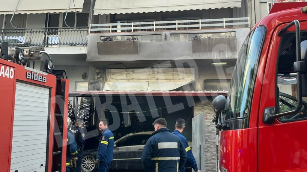 Φωτιά σε Ι.Χ. έξω από βιοτεχνία στην Αργυρούπολη – Απομακρύνθηκε προληπτικά ηλικιωμένη από διαμέρισμα