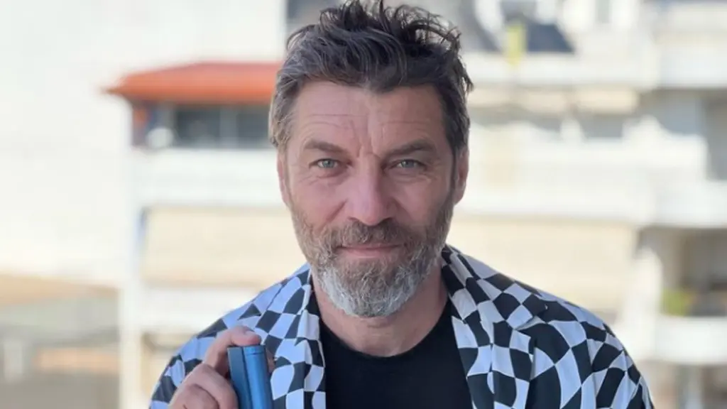 Γιάννης Στάνκογλου: Βούτηξε στα παγωμένα νερά του Βοϊδομάτη – Δείτε Βίντεο