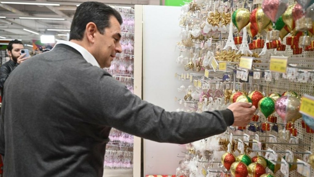 Σκρέκας: «Οι τιμές των χριστουγεννιάτικων ειδών μειώνονται»