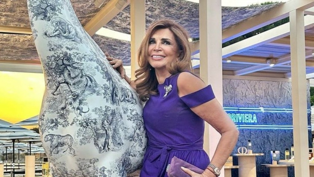 Μιμή Ντενίση: Μας προτείνει το απόλυτο look για τα Χριστούγεννα