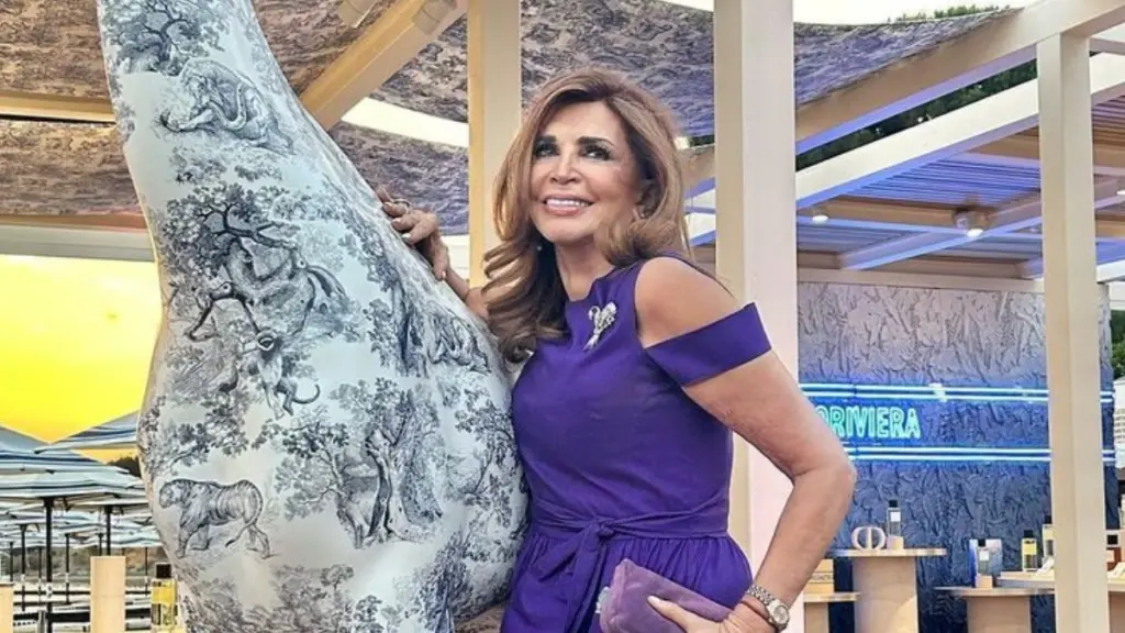 Μιμή Ντενίση: Μας προτείνει το απόλυτο look για τα Χριστούγεννα
