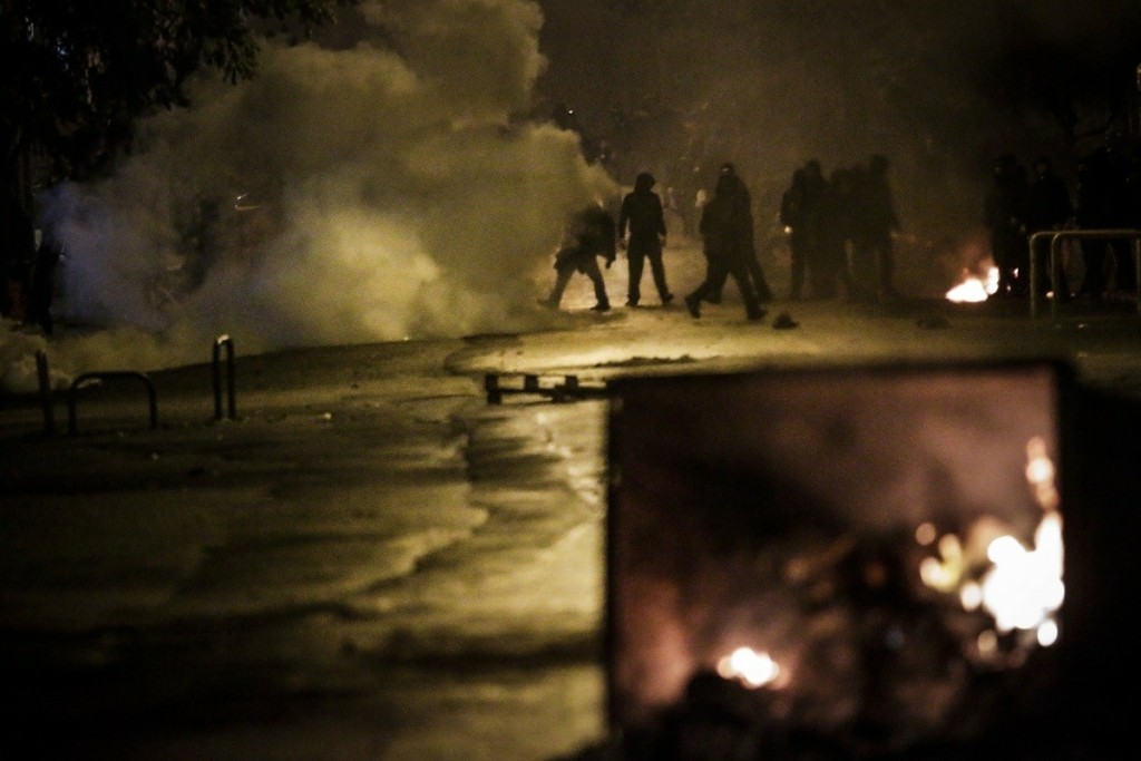 Νέα επεισόδια από Ρομά για τον θάνατο του 17χρονου στη Βοιωτία – Έβαλαν φωτιά στην αυλή γνωστής αλυσίδας γρήγορου φαγητού στο Νομισματοκοπείο