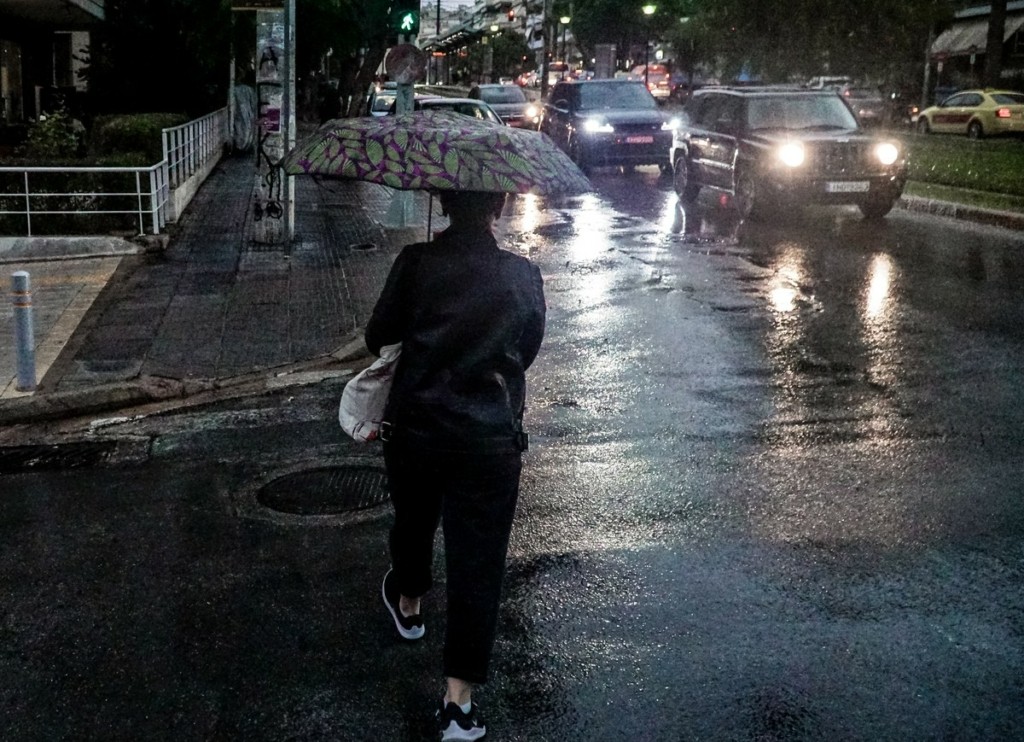 Κακοκαιρία Atena: Άρχισε να δείχνει τα «δόντια» της – Πως θα κινηθεί τις επόμενες ώρες – Μπαράζ μηνυμάτων από το 112
