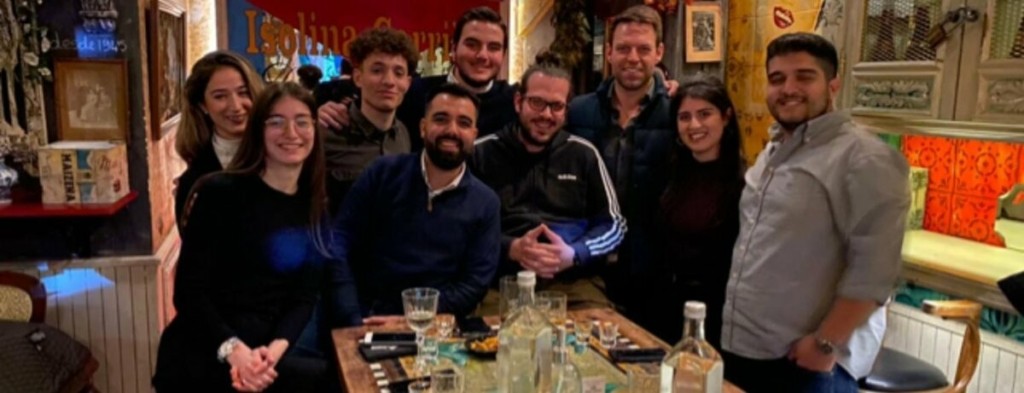 Σε μπαρ στου Ψυρρή ο Κασσελάκης παρέα με τα εναπομείναντα μέλη της νεολαίας του ΣΥΡΙΖΑ