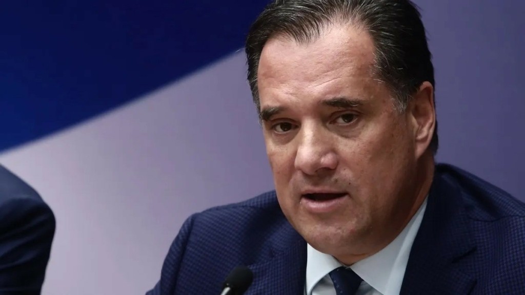 «Επιθεώρησε» το «Καλάθι του Αϊ Βασίλη» με τον γιο του ο Άδωνις Γεωργιάδης