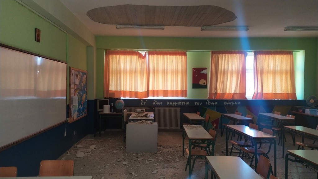 Αιγάλεω: Έπεσε κομμάτι της οροφής σε σχολική αίθουσα – Απίστευτες εικόνες