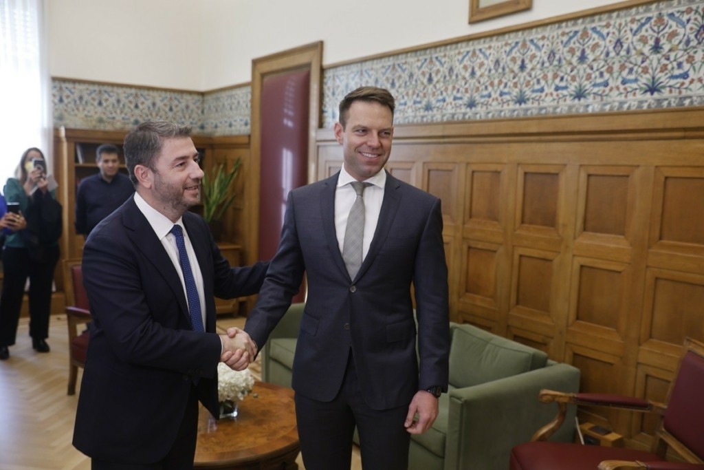 Ανδρουλάκης τρολάρει Κασσελάκη: «Όταν βαφτίστηκα, σχηματίστηκε ο ήλιος του ΠΑΣΟΚ»