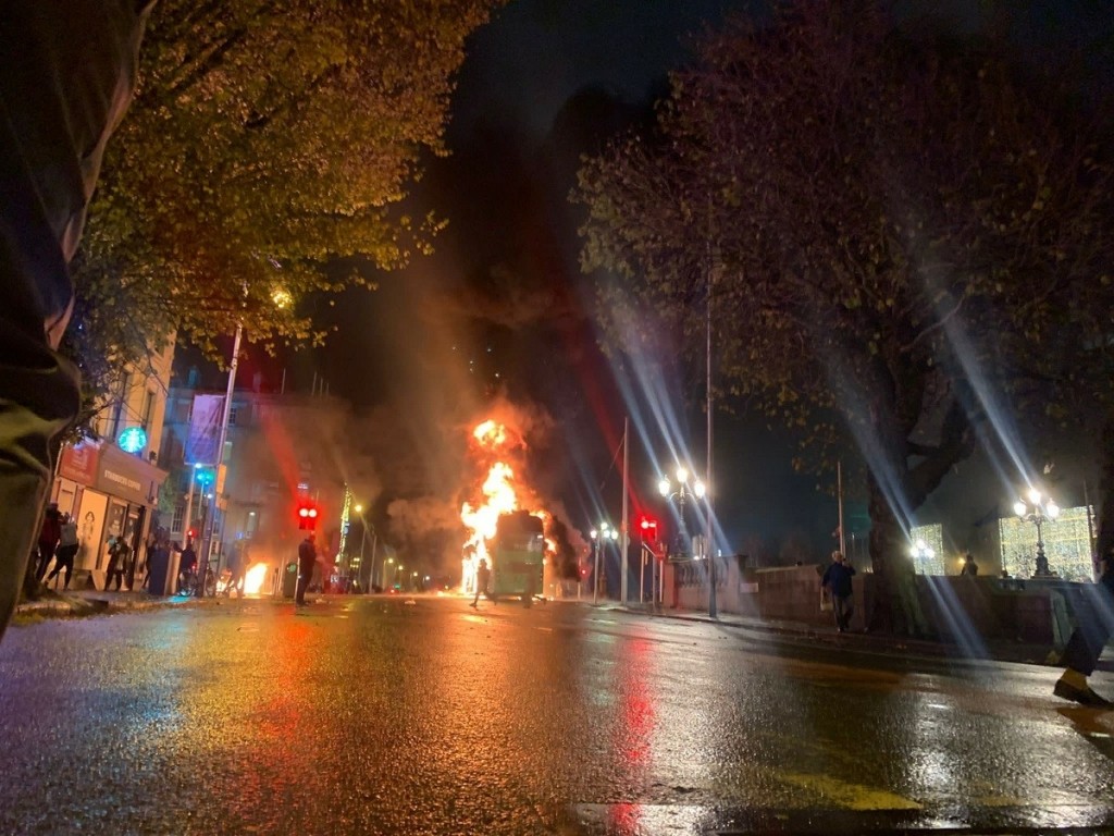 Δουβλίνο: Νύχτα τρόμου με επεισόδια μετά την επίθεση με μαχαίρι όπου τραυματίστηκαν και τρία παιδιά