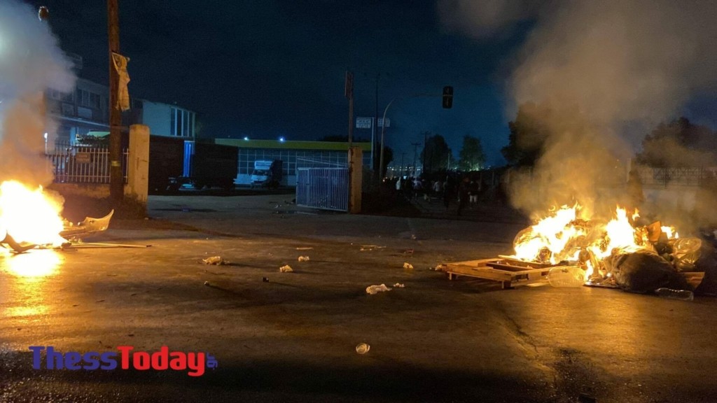 Επεισόδια με χημικά και κρότου λάμψης στη Θεσσαλονίκη για τον θάνατο του 17χρονου Ρομά (pics&vid)