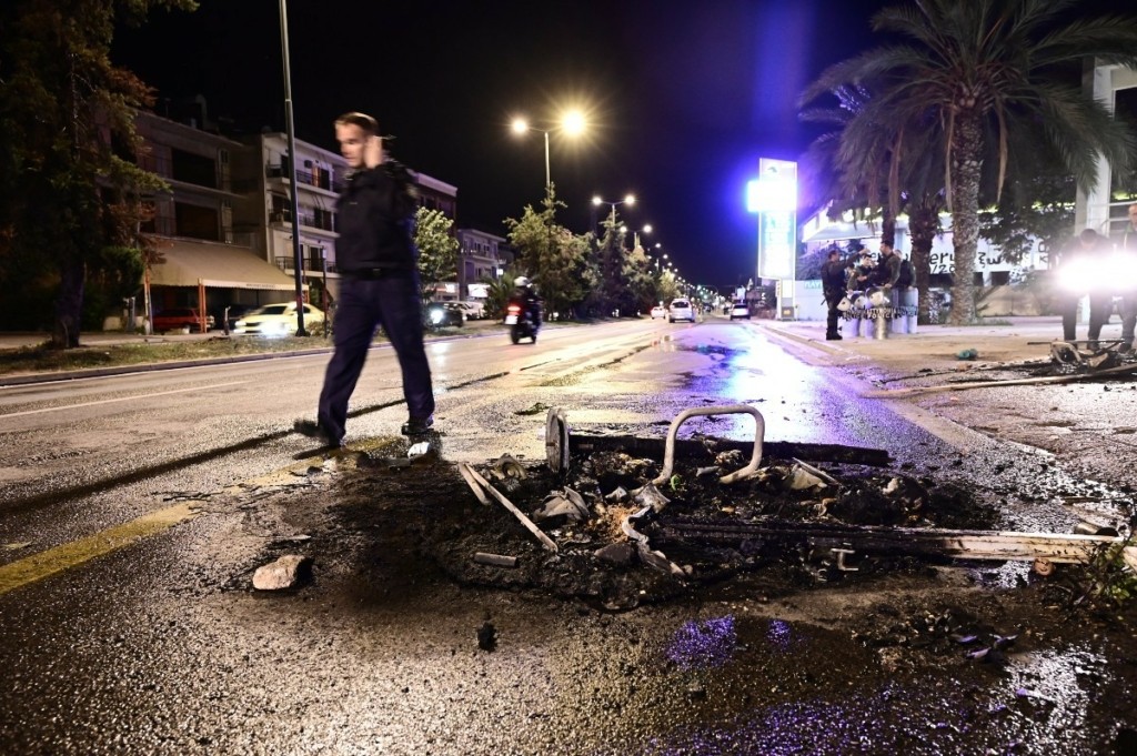 Απολογείται ο αστυνομικός για τον θάνατο του 17χρονου – Επεισόδια από Ρομά και συλλήψεις σε Αθήνα και Θεσσαλονίκη (pics&vid)