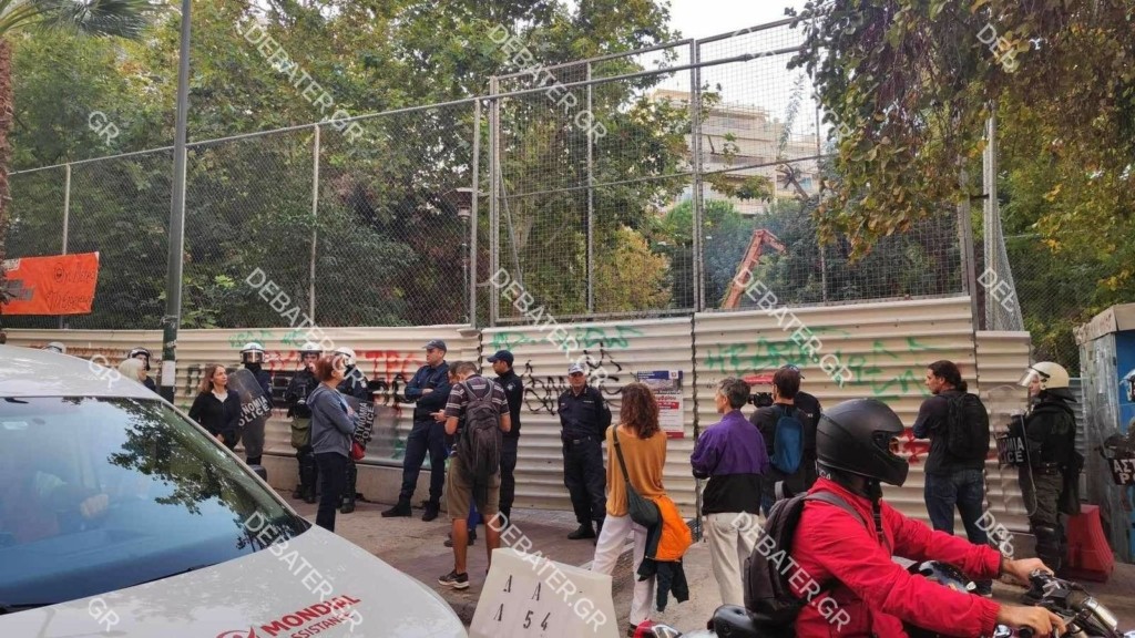 Ένταση στα Εξάρχεια: Αντιδράσεις από κατοίκους για την κοπή των δέντρων λόγω εργασιών του μετρό (pics)