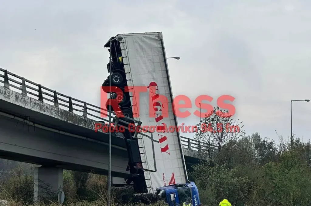 Σοκαριστικό ατύχημα στη Θεσσαλονίκη – Φορτηγό έπεσε από γέφυρα στην εξωτερική περιφερειακή (pics&vid)