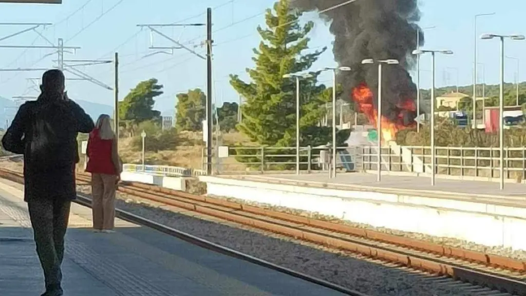 Φωτιά σε φορτηγό επί της Αθηνών – Κορίνθου: Προβλήματα στην κυκλοφορία