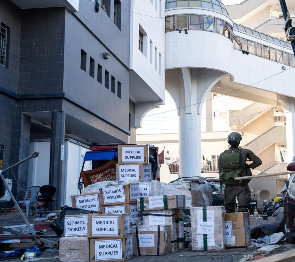 Βρέθηκαν όπλα της Χαμάς στο νοσοκομείο Αλ Σίφα – Η έφοδος του Ισραηλινού στρατού: “Χέρια ψηλά”