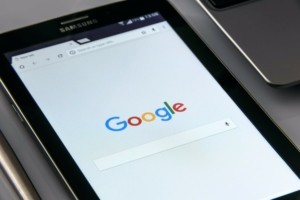 Google: Φωτογράφισε γυμνό έναν άνδρα στην αυλή του σπιτιού του για τους χάρτες της και τον αποζημιώνει