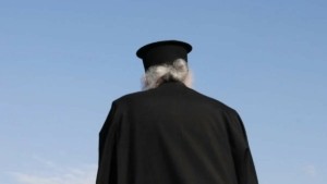 Κόρινθος: Παπαδιά αποπειράθηκε να πατήσει με το όχημα της ιερέα γιατί πίστευε ότι την απατούσε