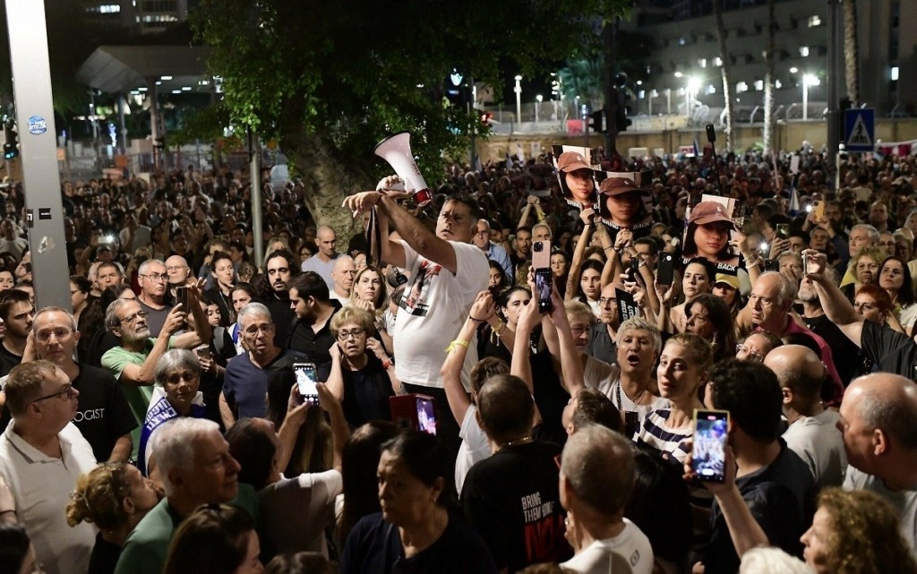 Διαδήλωση στο Τελ Αβίβ για την επιστροφή των ομήρων της Χαμάς – Εκτοξεύτηκαν 20 ρουκέτες προς την πόλη