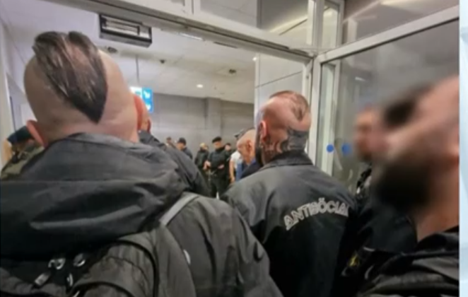 Συναγερμός στην ΕΛ.ΑΣ για την επέτειο της δολοφονίας των δύο μελών της Χρυσής Αυγής – Συνελήφθησαν 21 ακροδεξιοί Ιταλοί στο αεροδρόμιο (vid)