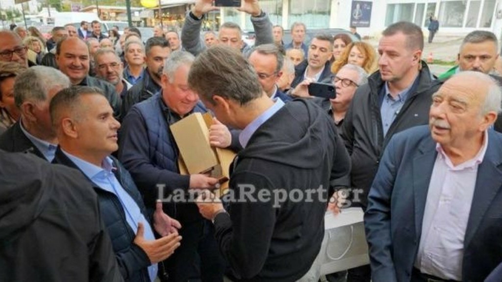 «Προβοκατόρικο» δώρο στον Μητσοτάκη στη Λαμία – Του χάρισαν ένα… κασελάκι (vid)