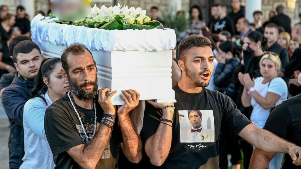 Σκηνές αρχαίας τραγωδίας στη Βοιωτία: Κηδεύτηκε ο 17χρονος – Υποβασταζόμενη η μητέρα του (pics&vids)