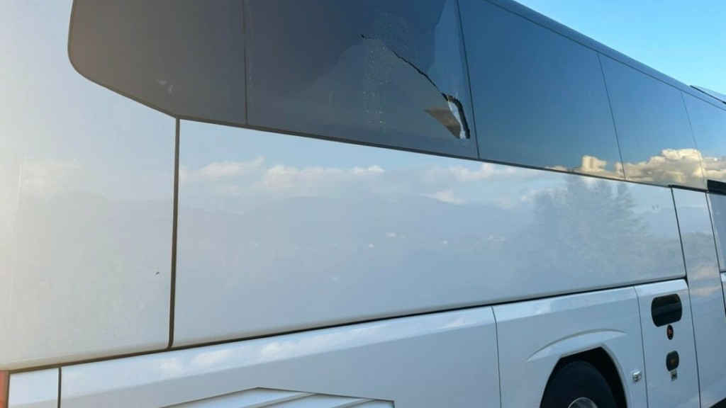 Τρόμος από επίθεση σε λεωφορείο του ΚΤΕΛ στην Εθνική Οδό – Πέταξαν πέτρες (pics)