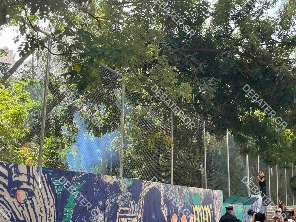 Ένταση στα Εξάρχεια: Σπρωξίματα ΜΑΤ σε διαδηλωτές – Κόβουν δέντρα για το Μετρό (Pics-Vid)