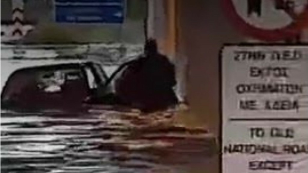 Η στιγμή που γυναίκα με παιδί εγκλωβίζονται με το αυτοκίνητο κάτω από πλημμυρισμένη γέφυρα στο Ρίο (vid)