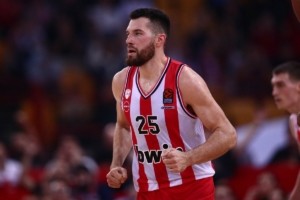 Ολυμπιακός: Story με “αιχμές” από την γυναίκα του Πίτερς μετά τον αποκλεισμό του από τη δωδεκάδα του Τελικού Κυπέλλου