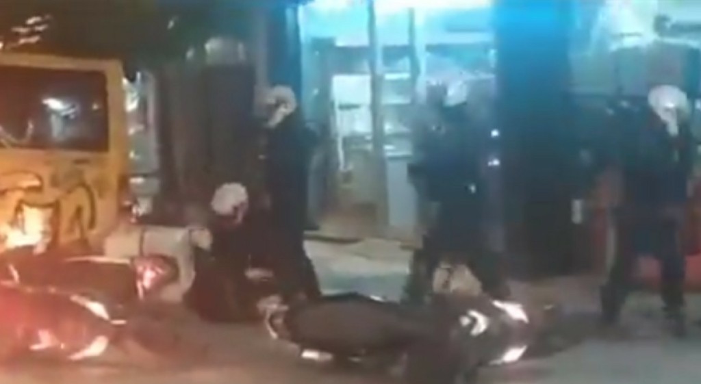 Βίντεο με τον ξυλοδαρμό ατόμου από αστυνομικούς στην πλατεία Βικτωρίας – Διατάχθηκε ΕΔΕ