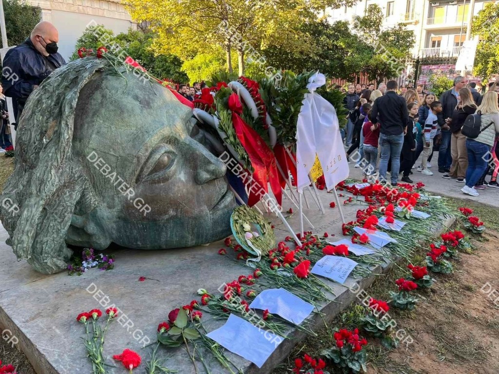 Πλήθος κόσμου συρρέει από το πρωί στο Πολυτεχνείο – Kόκκινο γαρύφαλλο άφησε στο μνημείο ο Χάρης Δούκας (pics&vid)