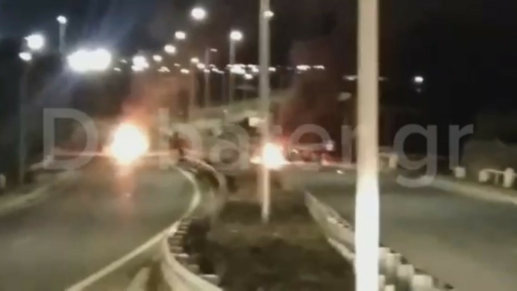 Επεισόδια στη Ρόδο για τον θάνατο του 17χρονου στη Βοιωτία – Έβαλαν φωτιές και έστησαν οδοφράγματα (vid)