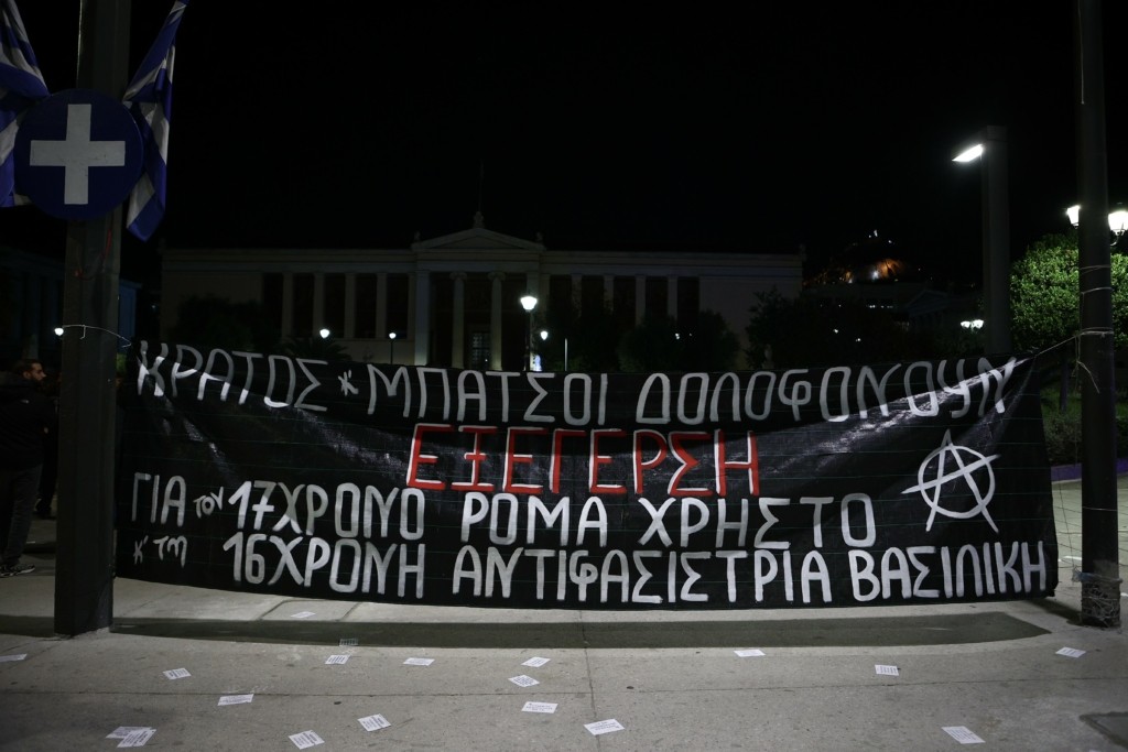 Αναβρασμός για τον θάνατο του 17χρονου Ρομά – Εκρηκτικό το κλίμα σε Θήβα και Αλίαρτο με φωτιές και οδοφράγματα