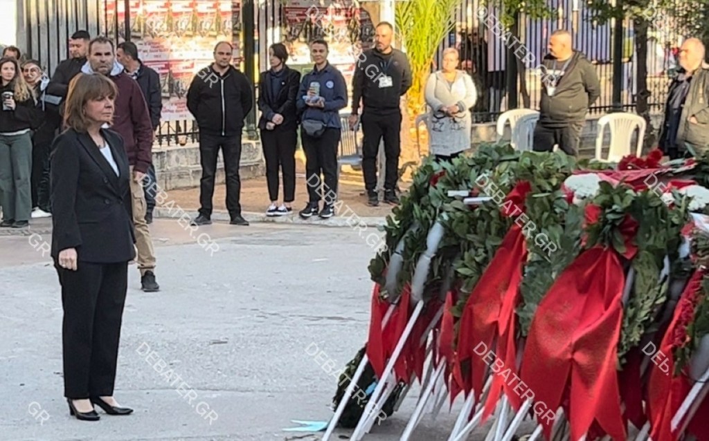 Η Κατερίνα Σακελλαροπούλου κατέθεσε στεφάνι στο Πολυτεχνείο για την 50η επέτειο (pics&vid)