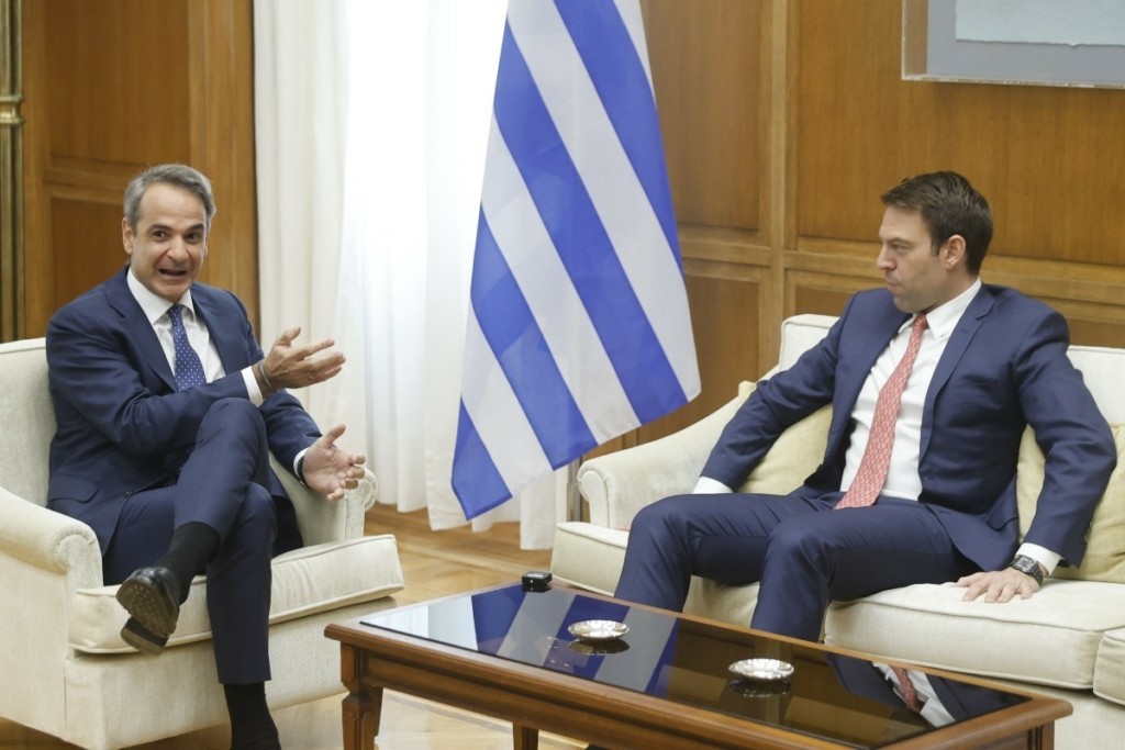 Το πρώτο τετ-α-τετ Μητσοτάκη – Κασσελάκη – Η συζήτηση μπροστά στις κάμερες (pics&vid)
