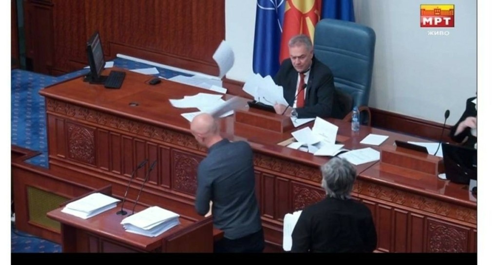 Χαμός στη Βουλή των Σκοπίων – Βουλευτής έβγαλε το παπούτσι του και άρχισε να… σφραγίζει έγγραφα (Vid)