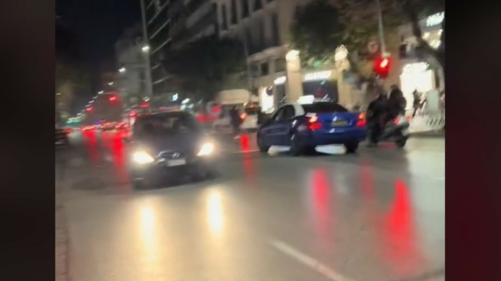 Θεσσαλονίκη: Οδηγός μπήκε ανάποδα στην Τσιμισκή – Άναυδοι οι περαστικοί (vid)