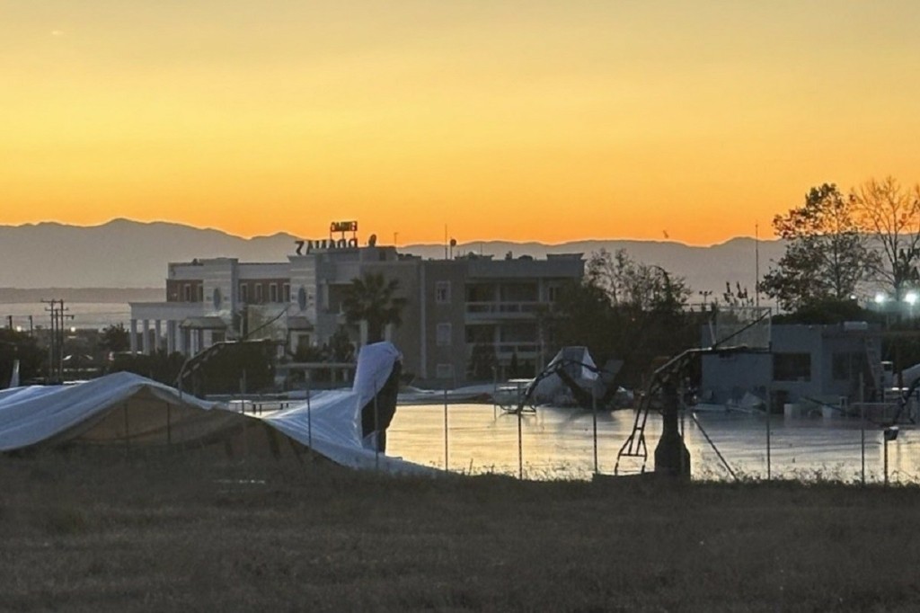 Ξηλώθηκε από τους ανέμους σκέπαστρο αθλητικού χώρου στη Θεσσαλονίκη
