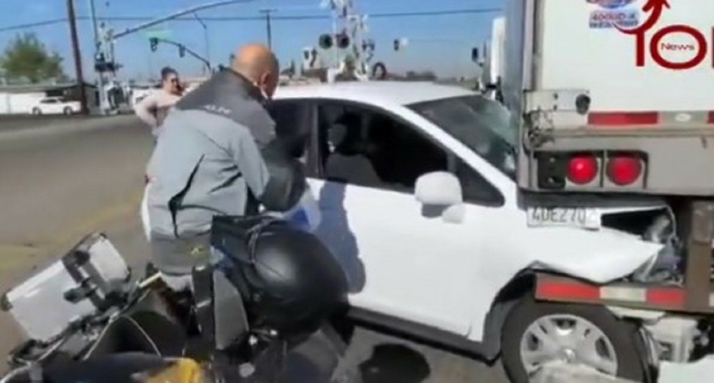 ΗΠΑ: Οδηγός αυτοκινήτου προσπάθησε να εμβολίσει μηχανή επειδή είχε τη σημαία του Ισραήλ και καρφώθηκε σε φορτηγό (vid)