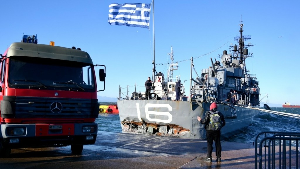 Τεράστια επιχείρηση για να μην βυθιστεί το αντιτορπιλικό «Βέλος» – Δύτης βούτηξε για καταγραφή των ζημιών (pics)