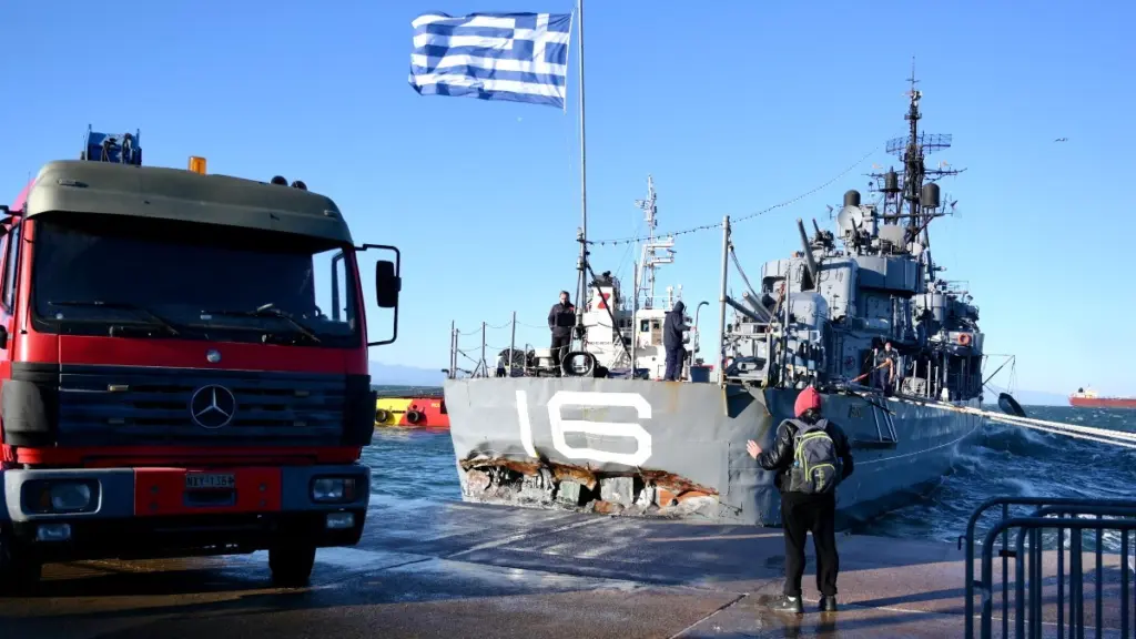 Τεράστια επιχείρηση για να μην βυθιστεί το αντιτορπιλικό «Βέλος» – Δύτης βούτηξε για καταγραφή των ζημιών (pics)