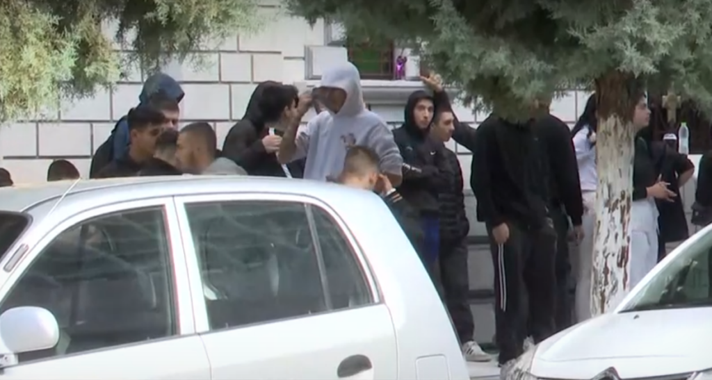 Προθεσμία πήρε ο αστυνομικός για τον θάνατο του 17χρονου Ρομά στο Λεοντάρι Βοιωτίας – Συγγενείς του νεκρού έξω από τα δικαστήρια (vid)