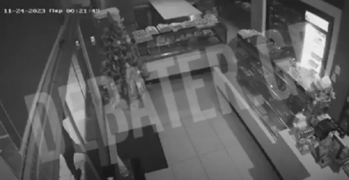 Εισβολή διαρρήκτη σε ζαχαροπλαστείο στη Χαλκίδα – Έσπασε την τζαμαρία και άρπαξε την ταμειακή!