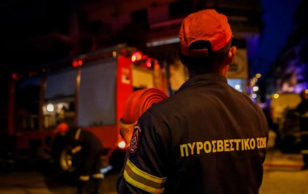Φωτιά ΤΩΡΑ σε διαμέρισμα στον Άγιο Δημήτριο – Πληροφορίες για ένα άτομο στο μπαλκόνι