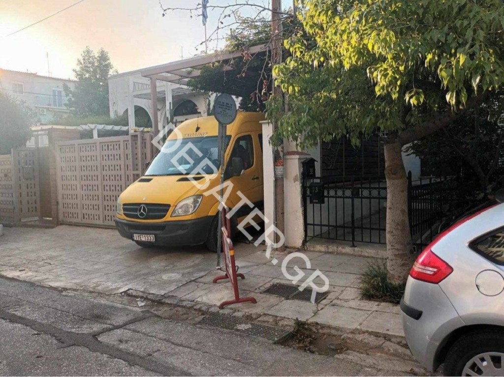 Παλαιό Φάληρο: Οι πρώτες εικόνες από το σημείο με το όχημα με πλαστές πινακίδες και ένα καλάσνικοφ