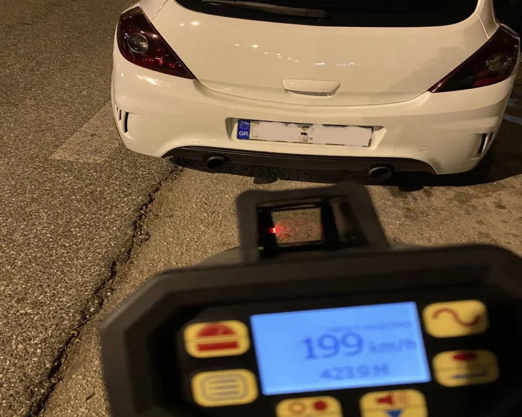Ασυναίσθητος οδηγός έτρεχε με 199χλμ/ωρα στη Λεωφόρο Σχιστού – Συνελήφθη από την Τροχαία