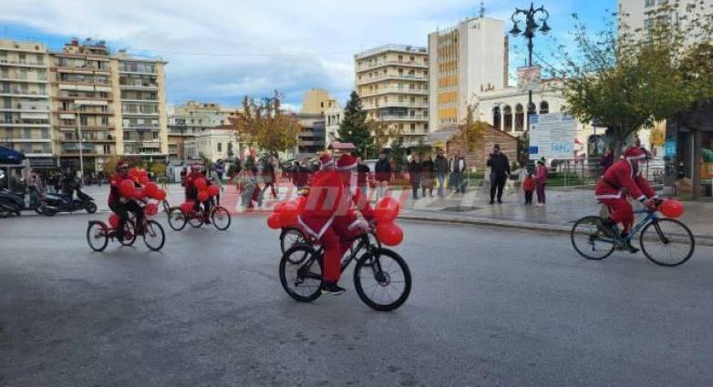 Αγιο-Βασίληδες ποδηλάτες πλημμύρισαν το κέντρο της Πάτρας (vid)
