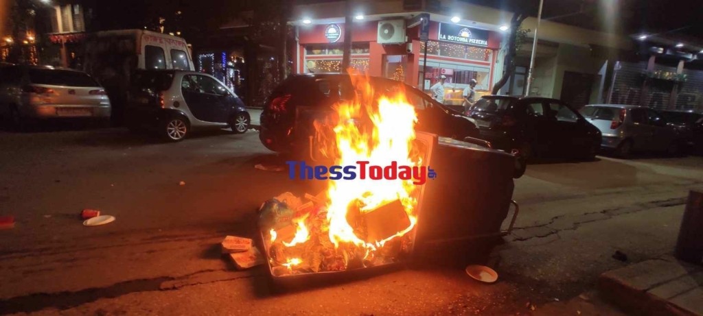 Θεσσαλονίκη: Επεισόδια μεταξύ αντιεξουσιαστών και ΜΑΤ έξω από το ΑΠΘ (pics&vids)