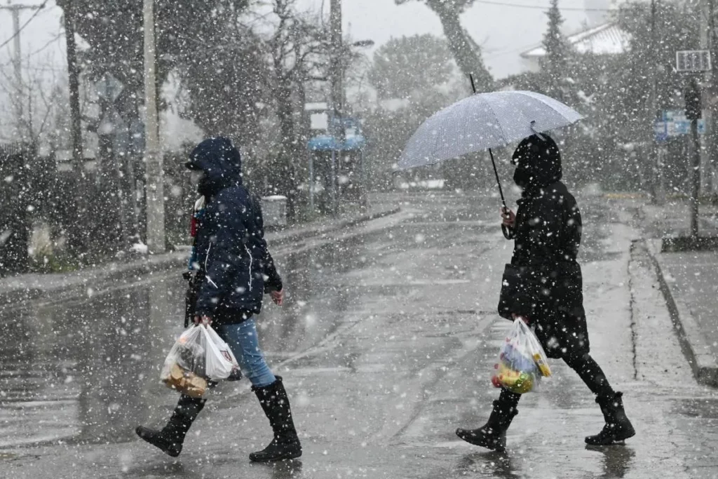 Τσουχτερό κρύο σήμερα με χιονοπτώσεις στα ορεινά – Σταδιακή βελτίωση από το μεσημέρι