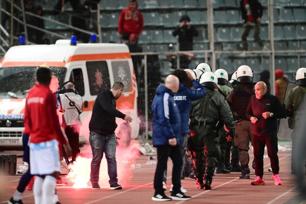Επεισόδια και προσωρινή διακοπή στο Βόλος-Ολυμπιακός – Μάχες οπαδών και αστυνομίας (pics)