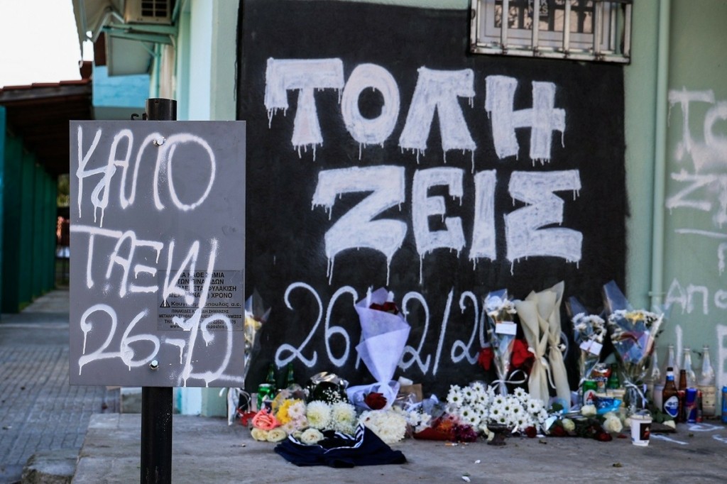 Νέα Σμύρνη: Ράγισαν και οι πέτρες στο «ύστατο χαίρε» στον 16χρονο που δολοφονήθηκε από τον 18χρονο αδερφό του